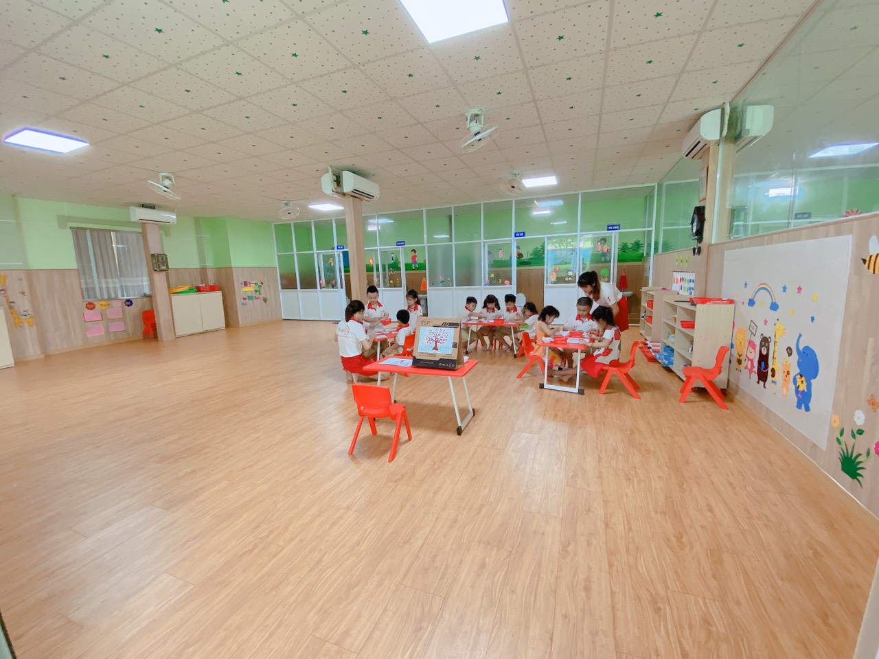 thi công sàn nhựa vân gỗ bình dương
